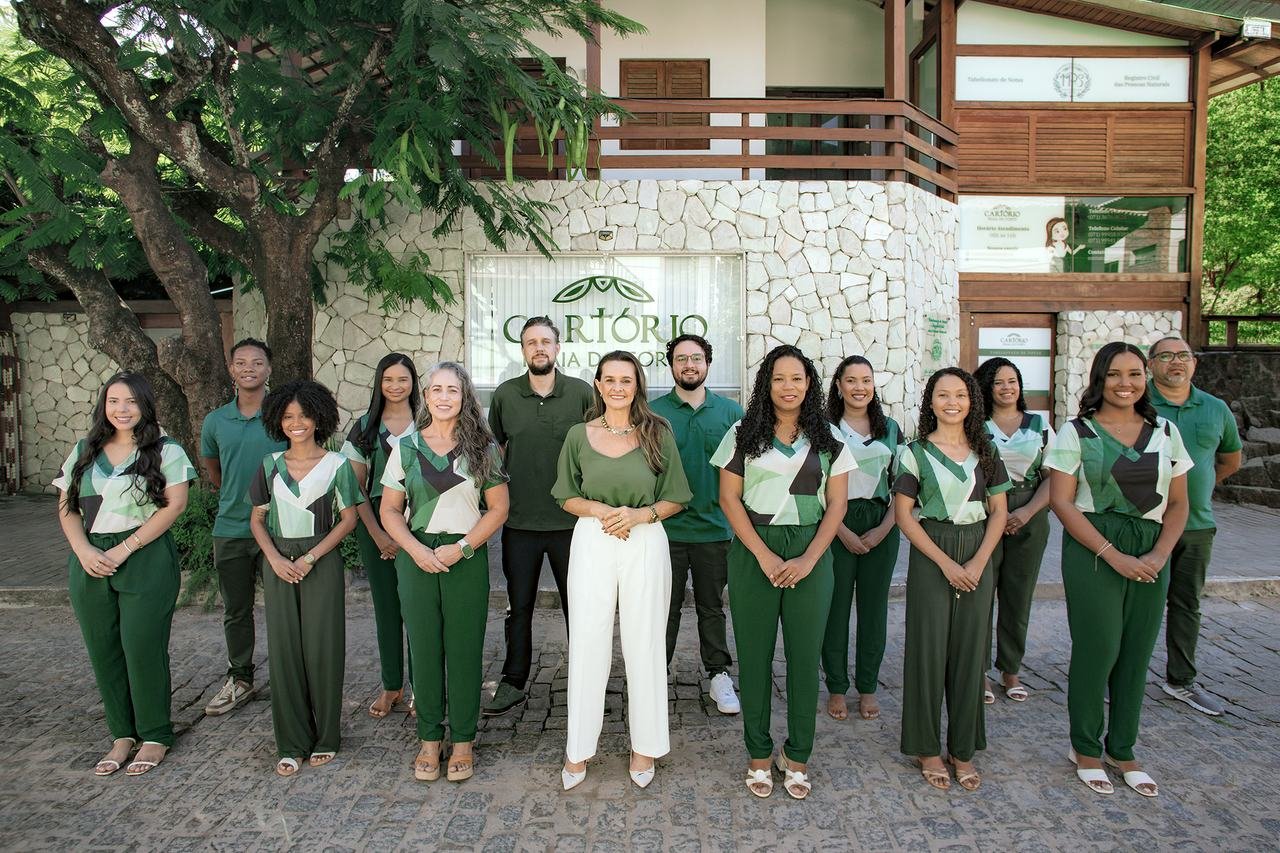 Equipe do Cartório Praia do Forte em frente à serventia
